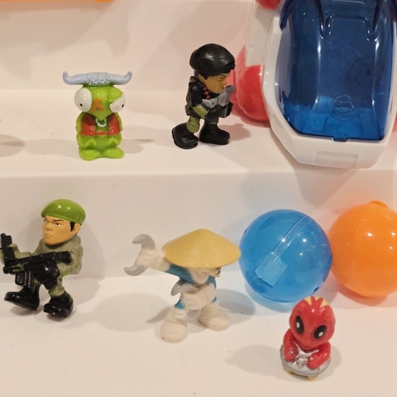 Squinkies Hot Wheels Shark Attack Tank Dispenser and Space Shuttle Set with Gi J - Picture 5 of 16